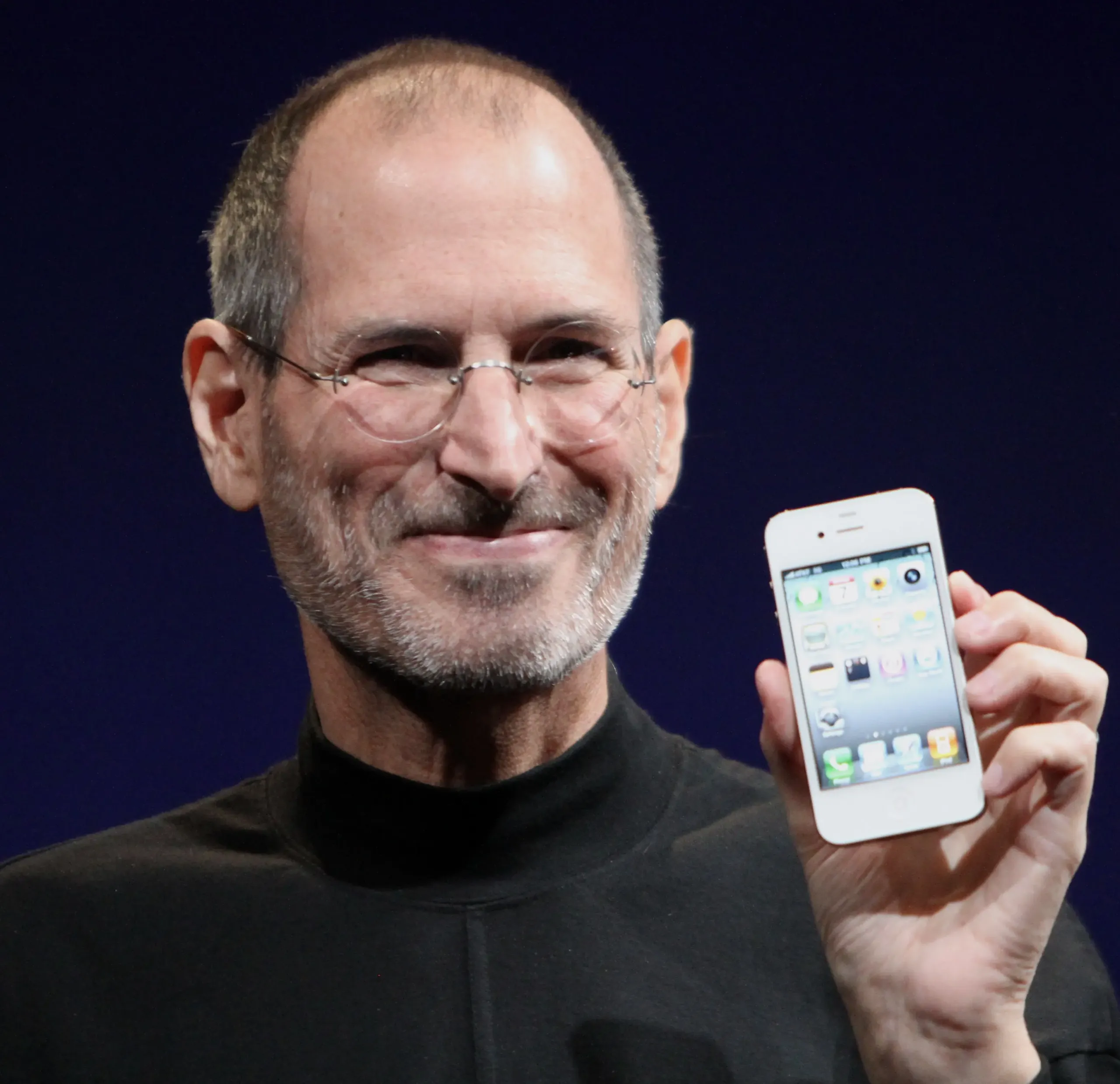 Steve Jobs shows off the iPhone 4 at the 2010 Worldwide Developers Conference.(CC BY-SA 3.0 By Matthew Yohe)